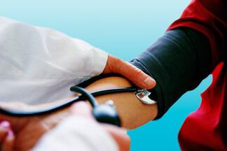 Măsurând tensiunea arterială cu un tonometru, un medic poate detecta hipertensiunea la un pacient.